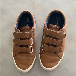 Brown tennis shoes